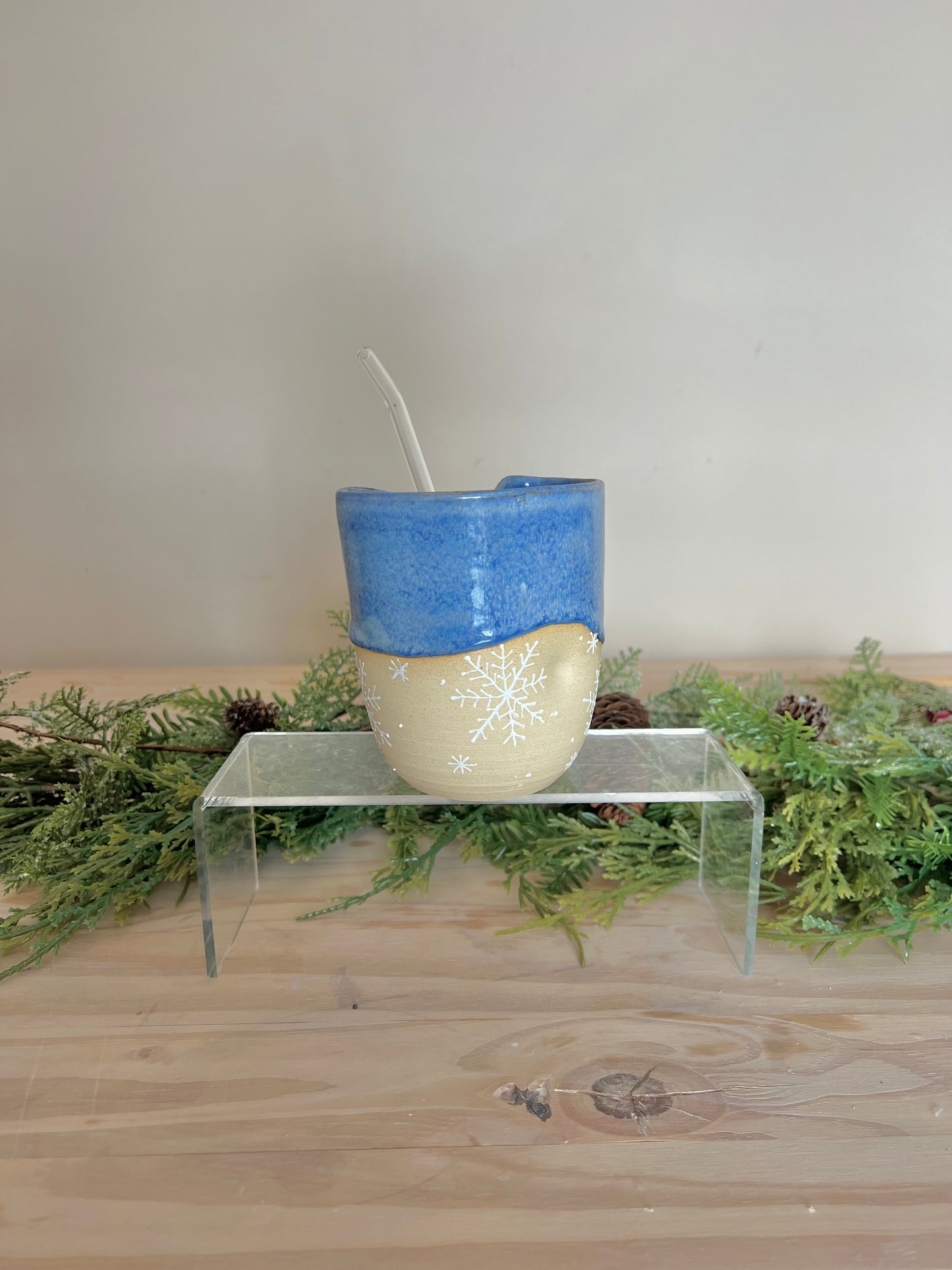 Snowflake tumbler with glass straw